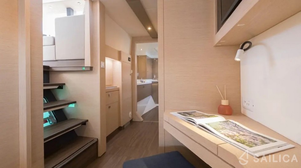 Astréa 42 - Yacht Charter Sailica