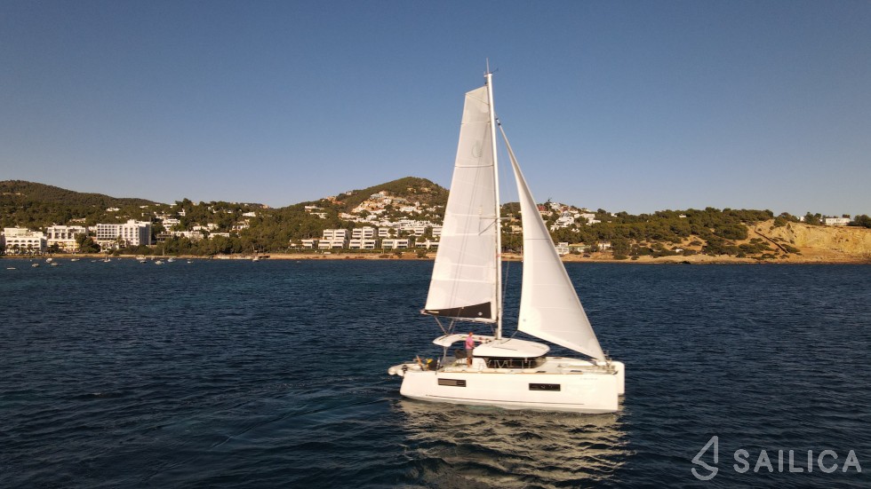 Lagoon 40 - Yacht Charter Sailica