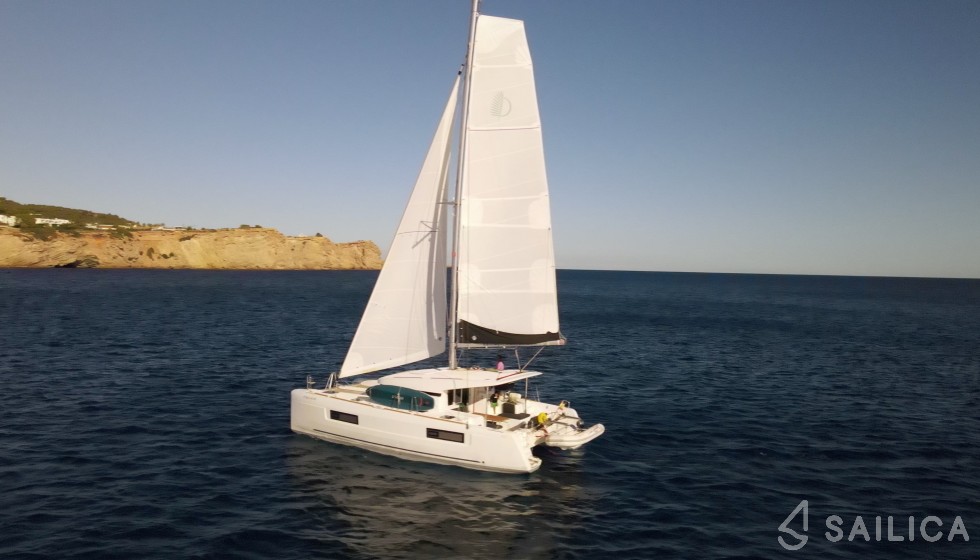 Lagoon 40 - Yacht Charter Sailica