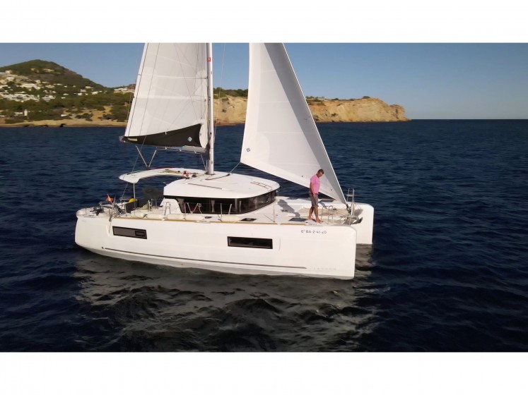Lagoon 40 - Yacht Charter Sailica
