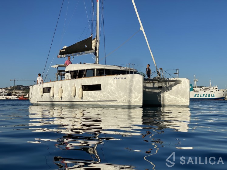 Lagoon 40 - Yacht Charter Sailica