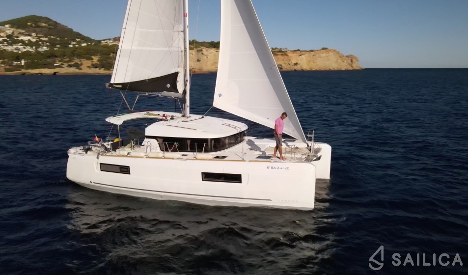 Lagoon 40 - Yacht Charter Sailica