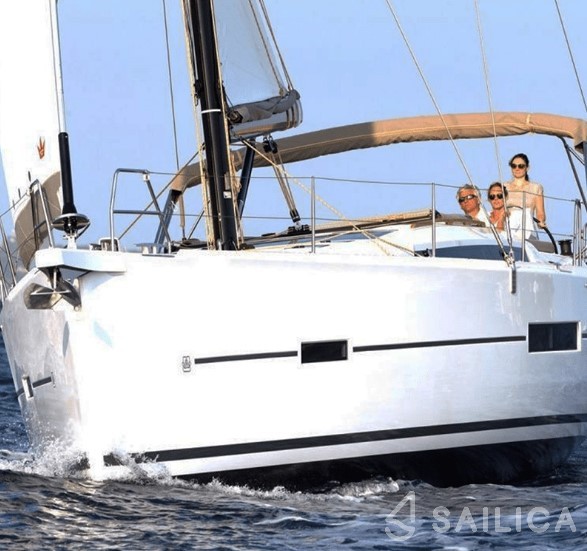 Dufour 520 GL - Yacht Charter Sailica