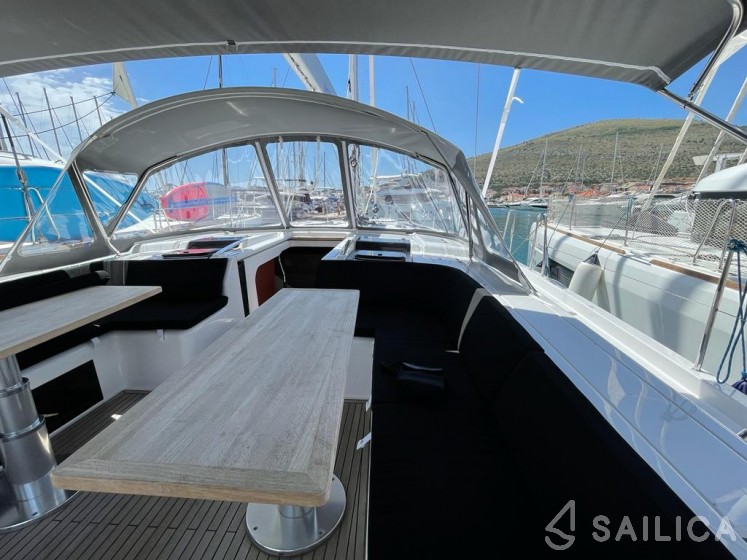 Hanse 548 - 5 + 1 cab. - Yacht Charter Sailica