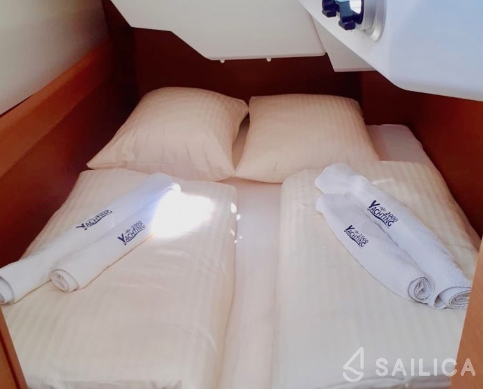 Sun Odyssey 389 - Yacht Charter Sailica