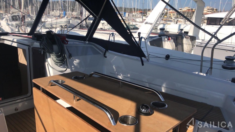 Oceanis 40.1 - Yacht Charter Sailica