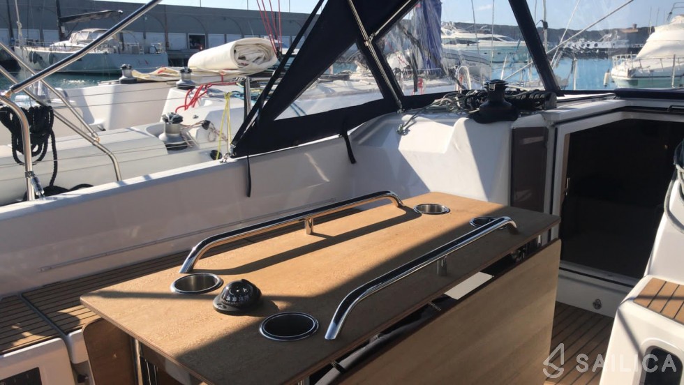 Oceanis 40.1 - Yacht Charter Sailica