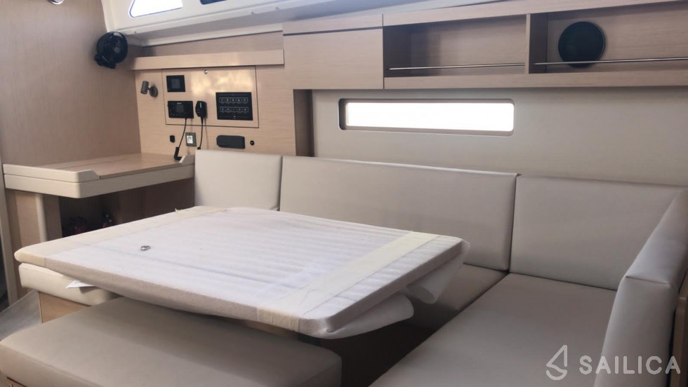 Oceanis 40.1 - Yacht Charter Sailica