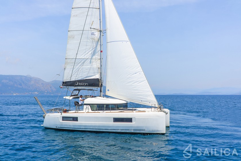Lagoon 40 - Yacht Charter Sailica
