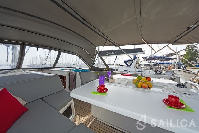 Oceanis 51.1 - Yacht Charter Sailica