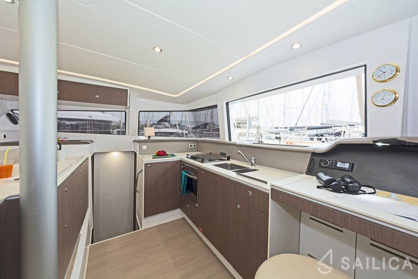Bali 4.1 - Yacht Charter Sailica