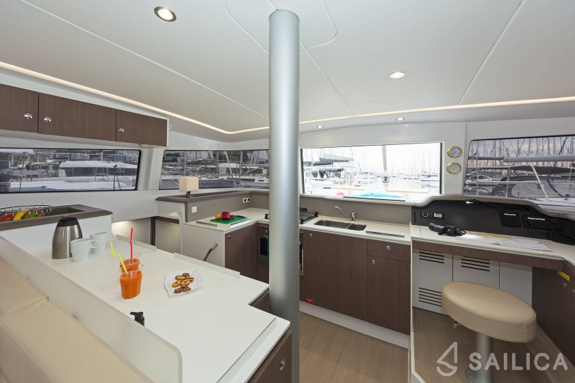 Bali 4.1 - Yacht Charter Sailica