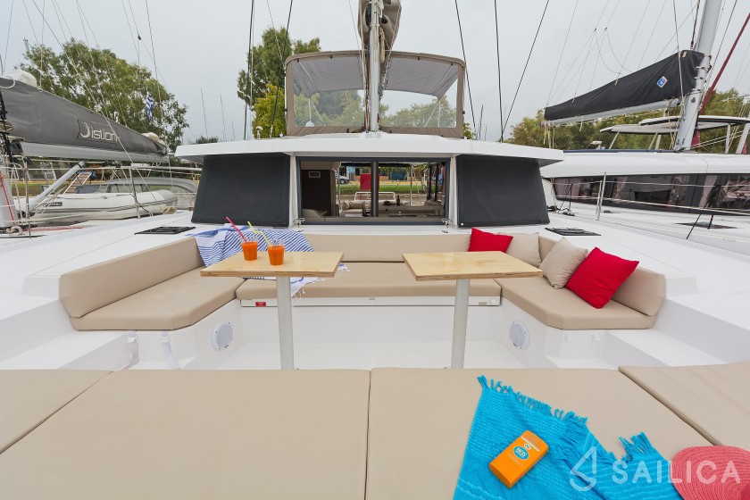 Bali 4.1 - Yacht Charter Sailica