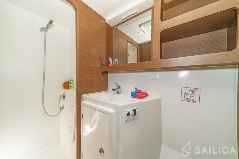 Lagoon 42 - Yacht Charter Sailica