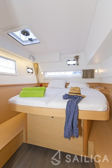 Lagoon 42 - Yacht Charter Sailica