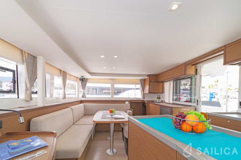 Lagoon 450  Flybridge - Yacht Charter Sailica