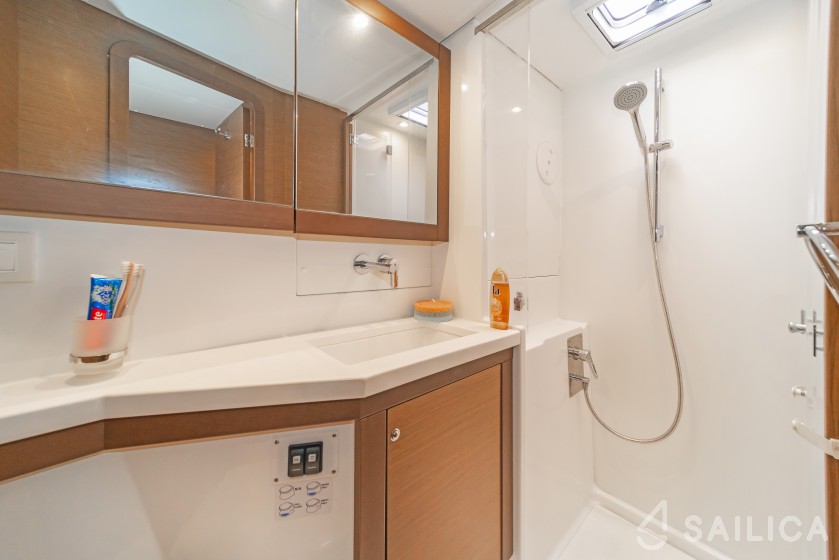 Lagoon 450  Flybridge - Yacht Charter Sailica