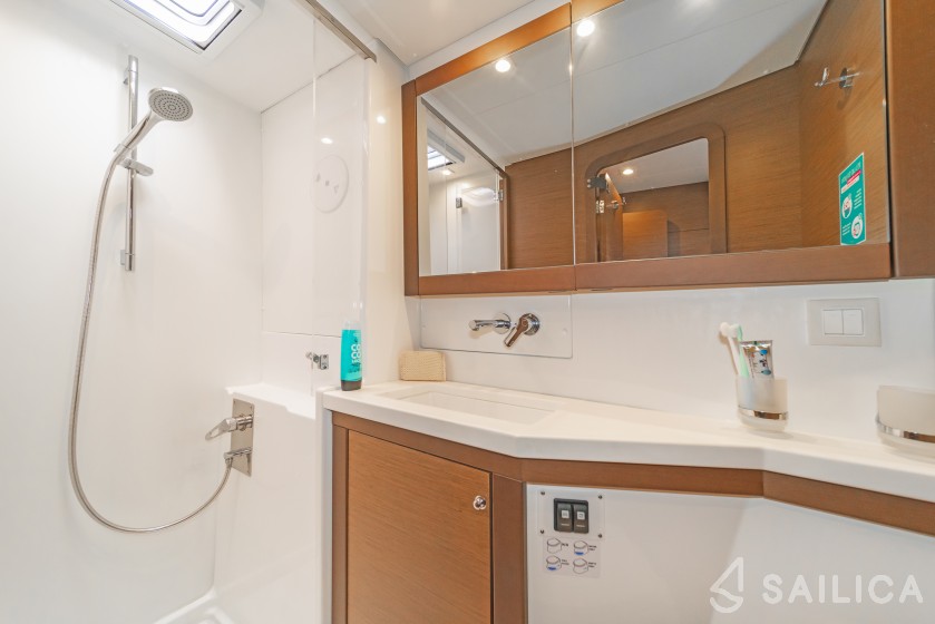 Lagoon 450  Flybridge - Yacht Charter Sailica