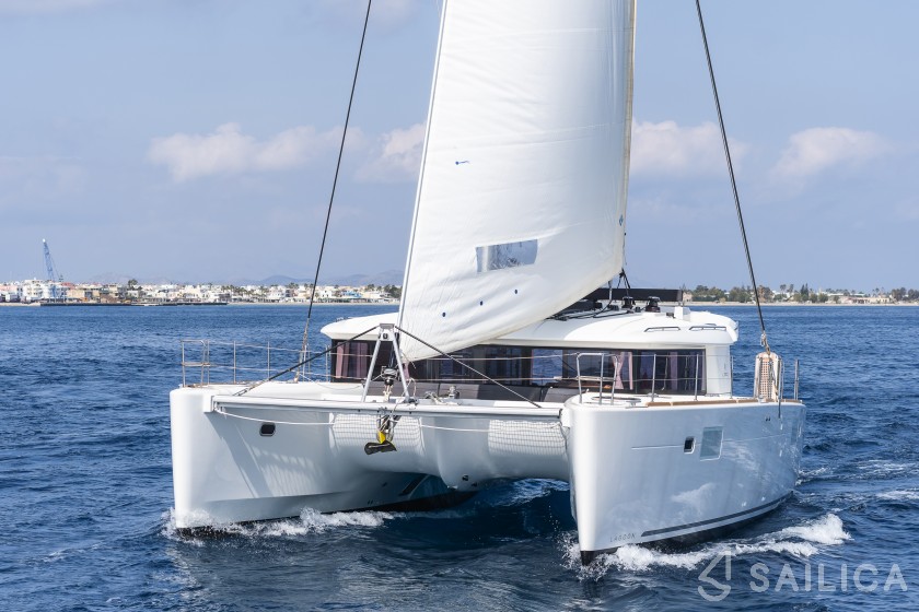 Lagoon 450  Flybridge - Yacht Charter Sailica