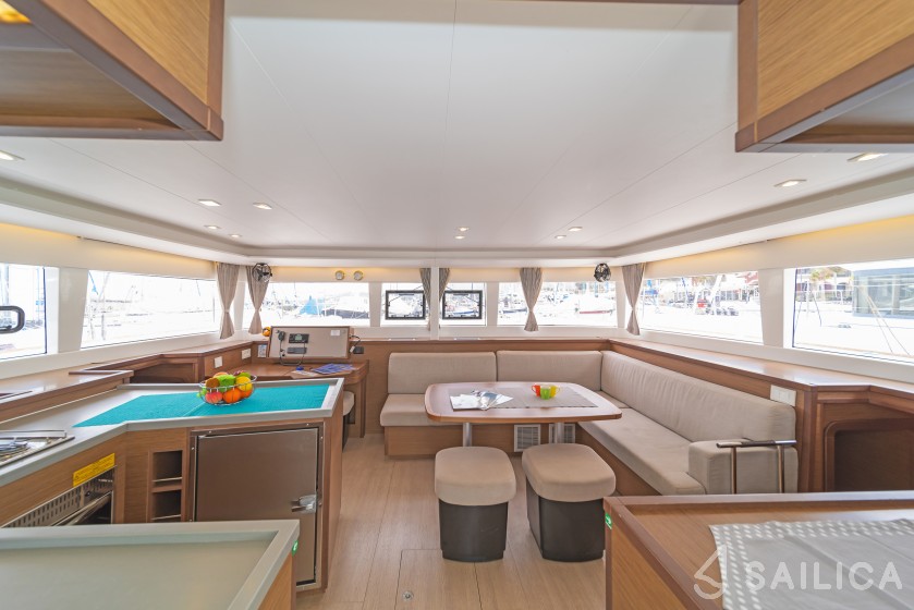 Lagoon 450  Flybridge - Yacht Charter Sailica