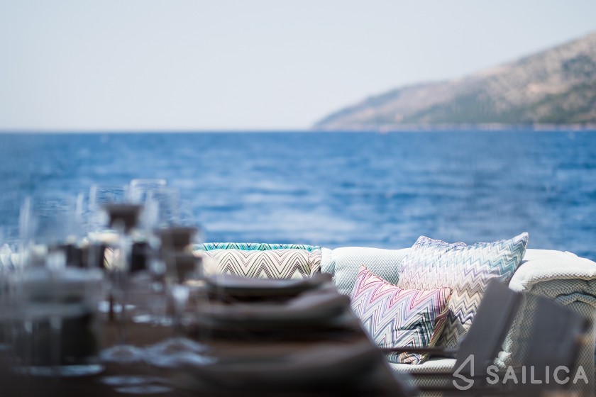 Sunreef 60 - Yacht Charter Sailica