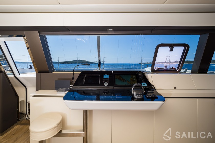 Sunreef 60 - Yacht Charter Sailica