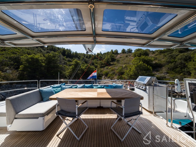 Sunreef 60 - Yacht Charter Sailica