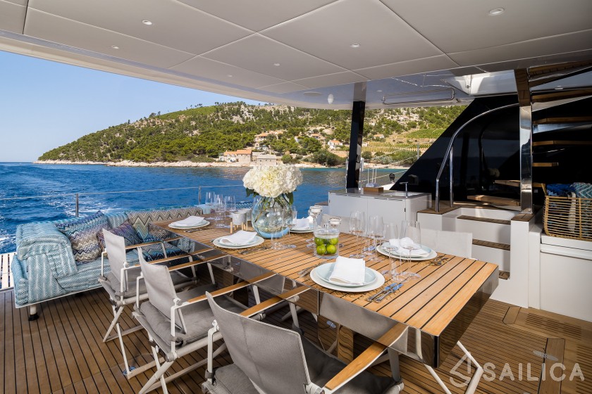 Sunreef 60 - Yacht Charter Sailica