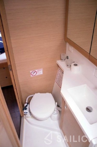 Lagoon 450  Flybridge - Yacht Charter Sailica
