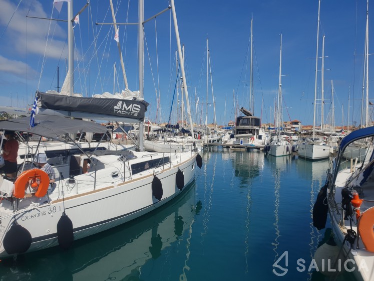 Oceanis 38.1 - Yacht Charter Sailica