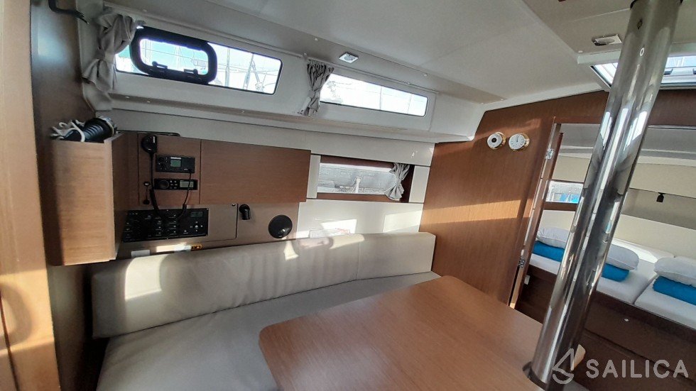 Oceanis 38.1 - Yacht Charter Sailica