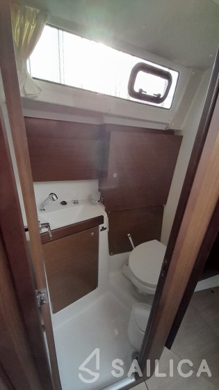 Oceanis 38.1 - Yacht Charter Sailica