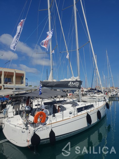 Oceanis 38.1 - Yacht Charter Sailica