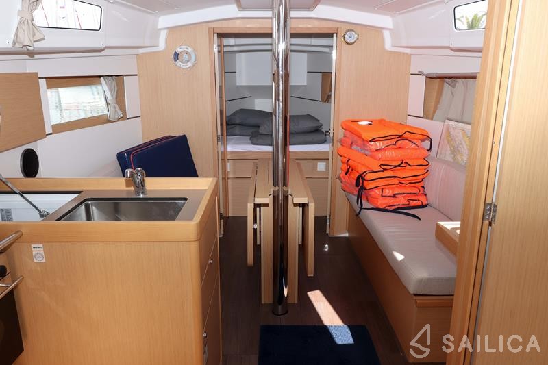 Oceanis 35.1 - Yacht Charter Sailica