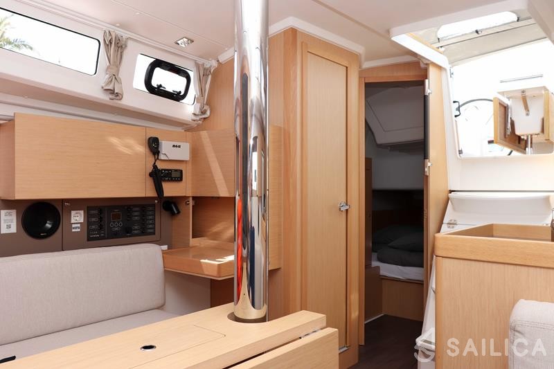Oceanis 35.1 - Yacht Charter Sailica