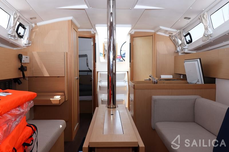 Oceanis 35.1 - Yacht Charter Sailica