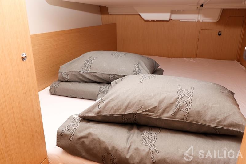 Oceanis 35.1 - Yacht Charter Sailica