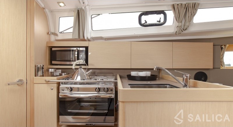 Oceanis 35.1 - Yacht Charter Sailica