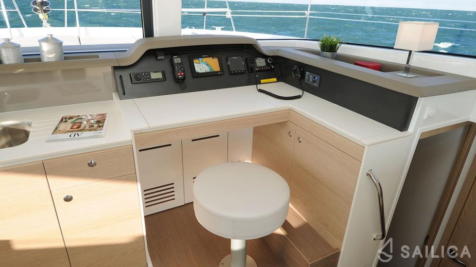 Bali 4.1 - Yacht Charter Sailica