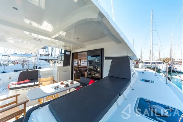 Lagoon 42 - Yacht Charter Sailica