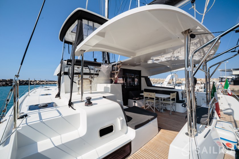 Lagoon 42 - Yacht Charter Sailica