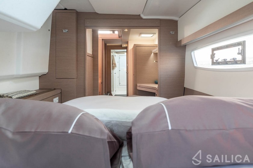Isla 40 - Yacht Charter Sailica
