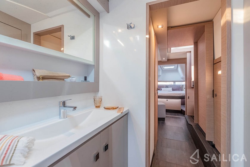 Isla 40 - Yacht Charter Sailica