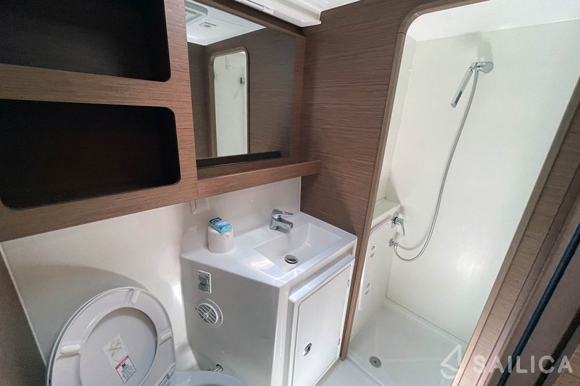 Lagoon 42 - Yacht Charter Sailica