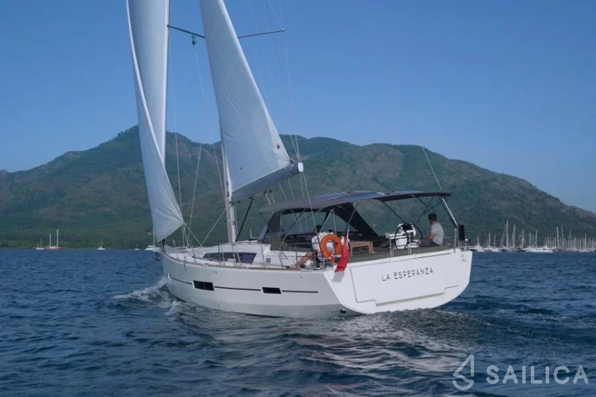 Dufour 520 GL - Yacht Charter Sailica