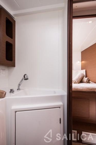 Lagoon 42 - Yacht Charter Sailica