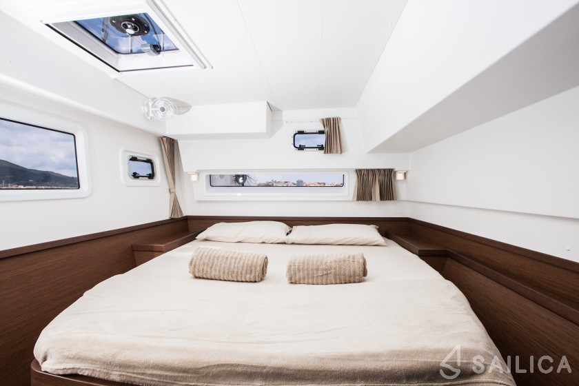 Lagoon 42 - Yacht Charter Sailica