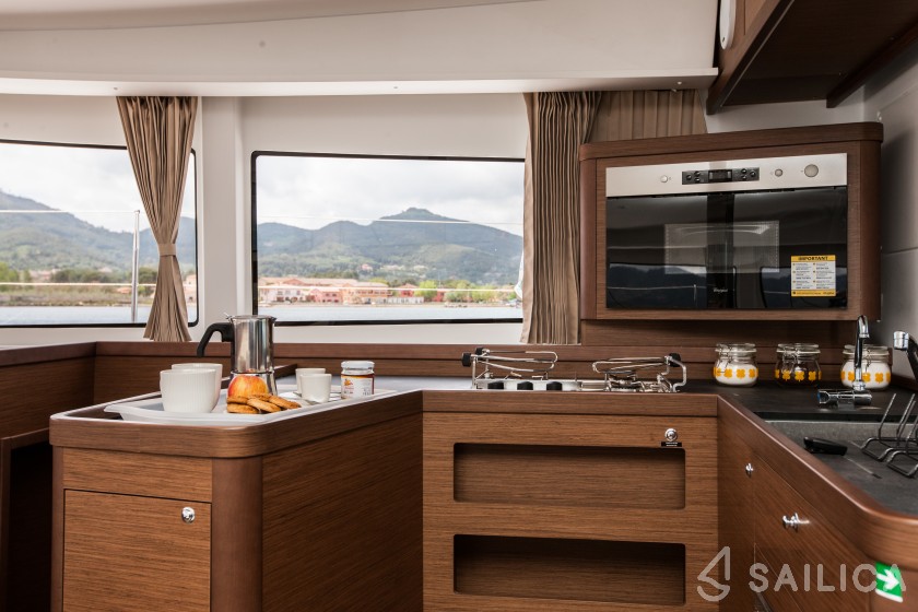 Lagoon 42 - Yacht Charter Sailica