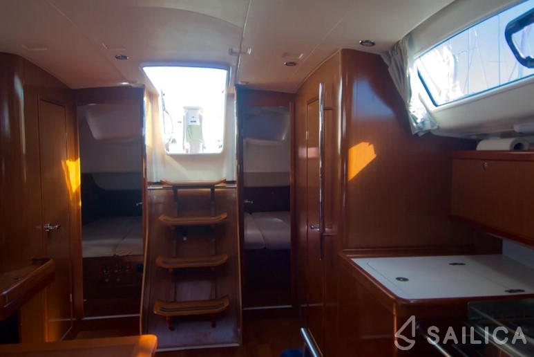 Oceanis 43 - Yacht Charter Sailica