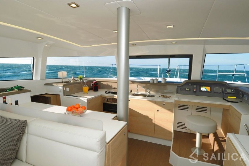 Bali 4.1 - Yacht Charter Sailica